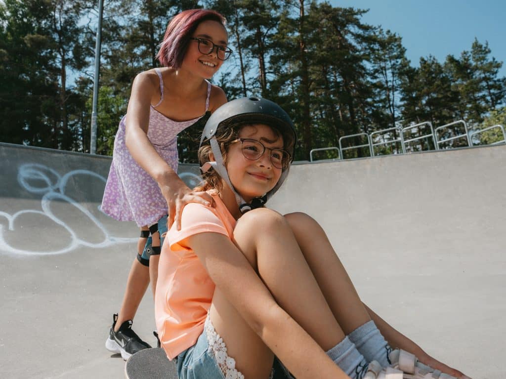 Barn med glasögon på skateboard